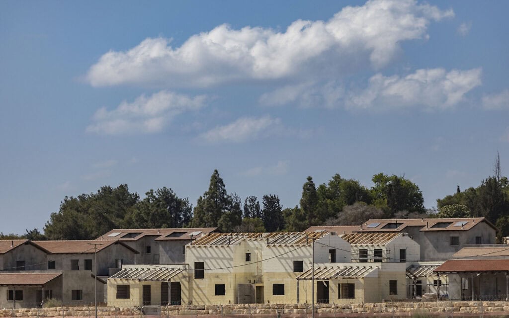 מבט על בתים חדשים שנבנו בקיבוץ בארי, סמוך לגבול עם רצועת עזה, ימים ספורים לפני יום השנה השלישי לטבח ה-7 באוקטובר. 4 באוקטובר 2026 (צילום: חיים גולדברג/פלאש90) מבט על בתים חדשים שנבנו בקיבוץ בארי, סמוך לגבול עם רצועת עזה, ימים ספורים לפני יום השנה השלישי לטבח ה-7 באוקטובר. 4 באוקטובר 2026 (צילום: חיים גולדברג/פלאש90)