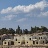 מבט על בתים חדשים שנבנו בקיבוץ בארי, סמוך לגבול עם רצועת עזה, ימים ספורים לפני יום השנה השלישי לטבח ה-7 באוקטובר. 4 באוקטובר 2026 (צילום: חיים גולדברג/פלאש90) מבט על בתים חדשים שנבנו בקיבוץ בארי, סמוך לגבול עם רצועת עזה, ימים ספורים לפני יום השנה השלישי לטבח ה-7 באוקטובר. 4 באוקטובר 2026 (צילום: חיים גולדברג/פלאש90)