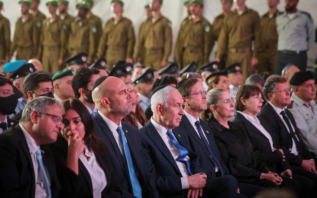 הממשלה בטקס הזיכרון הממלכתי לאזרחים שנרצחו במהלך טבח ה-7 באוקטובר, בבית הקברות הצבאי הר הרצל בירושלים ב-5 באוקטובר 2026 (צילום: מארק ישראל סלם/פול) הממשלה בטקס הזיכרון הממלכתי לאזרחים שנרצחו במהלך טבח ה-7 באוקטובר, בבית הקברות הצבאי הר הרצל בירושלים ב-5 באוקטובר 2026 (צילום: מארק ישראל סלם/פול)