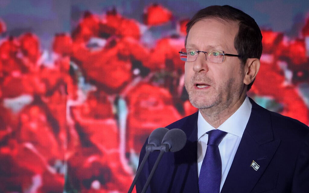 הנשיא יצחק הרצוג בטקס הזיכרון הממלכתי לאזרחים שנרצחו במהלך טבח ה-7 באוקטובר, בבית הקברות הצבאי הר הרצל בירושלים ב-5 באוקטובר 2026 (צילום: מארק ישראל סלם/פול) הנשיא יצחק הרצוג בטקס הזיכרון הממלכתי לאזרחים שנרצחו במהלך טבח ה-7 באוקטובר, בבית הקברות הצבאי הר הרצל בירושלים ב-5 באוקטובר 2026 (צילום: מארק ישראל סלם/פול)