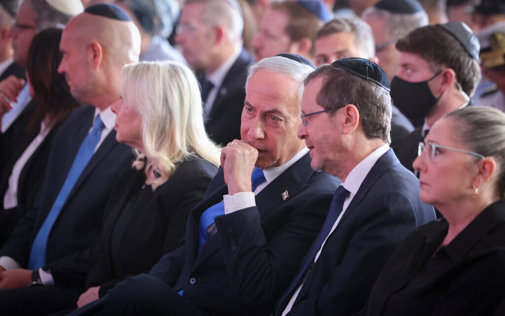 יצחק הרצוג ובנימין נתניהו בטקס הזיכרון הממלכתי לאזרחים שנרצחו במהלך טבח ה-7 באוקטובר, בבית הקברות הצבאי הר הרצל בירושלים ב-5 באוקטובר 2026 (צילום: מארק ישראל סלם/פול) יצחק הרצוג ובנימין נתניהו בטקס הזיכרון הממלכתי לאזרחים שנרצחו במהלך טבח ה-7 באוקטובר, בבית הקברות הצבאי הר הרצל בירושלים ב-5 באוקטובר 2026 (צילום: מארק ישראל סלם/פול)