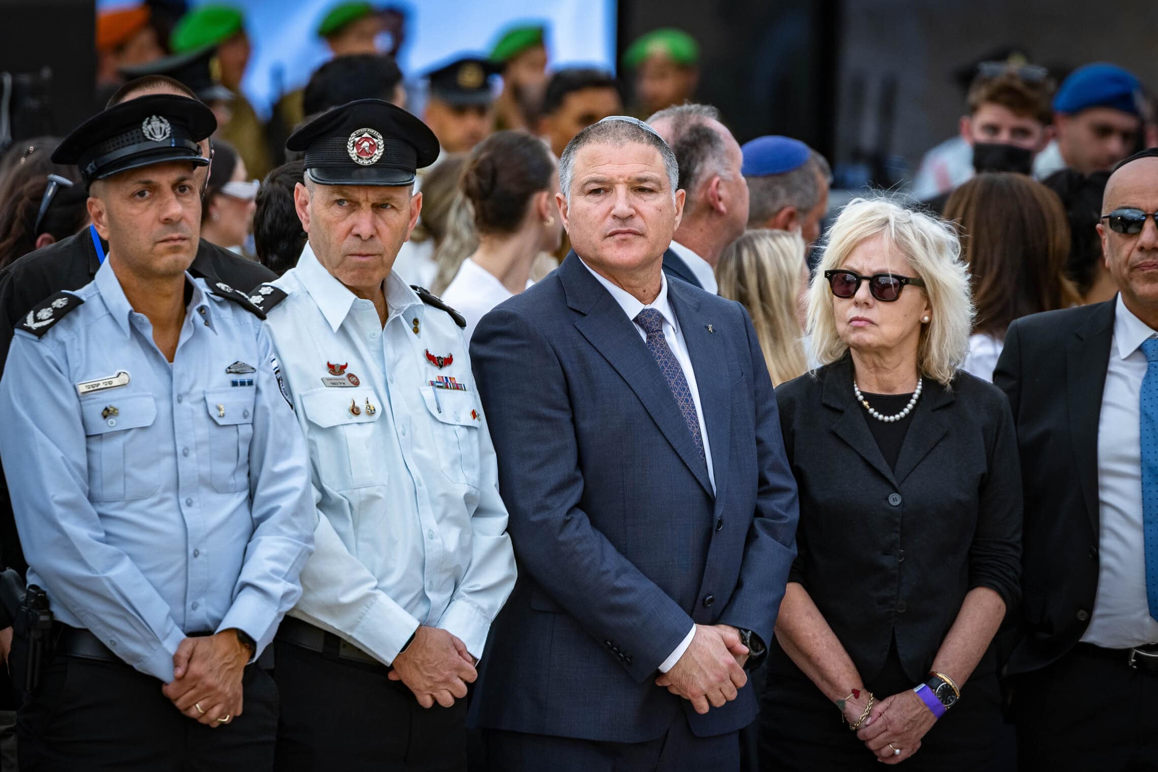 ראש שב"כ דוד זיני והיועצת המשפטית לממשלה גלי בהרב-מיארה בטקס האזכרה הממלכתי לנרצחי טבח ה-7 באוקטובר, לציון שלוש שנים למתקפת חמאס, בהר הרצל בירושלים. 5 באוקטובר 2026 (צילום: Olivier Fitoussi/POOL)