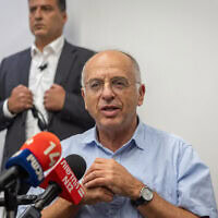 יו"ר ועדת הבחירות המרכזית, שופט בית המשפט העליון נועם סולברג, מבקר בבית דפוס בקריית גת שבו מודפסים פתקי הצבעה לקראת הבחירות הכלליות הקרובות בישראל. 5 באוקטובר 2026 (צילום: יונתן זינדל/פלאש90) יו"ר ועדת הבחירות המרכזית, שופט בית המשפט העליון נועם סולברג, מבקר בבית דפוס בקריית גת שבו מודפסים פתקי הצבעה לקראת הבחירות הכלליות הקרובות בישראל. 5 באוקטובר 2026 (צילום: יונתן זינדל/פלאש90)