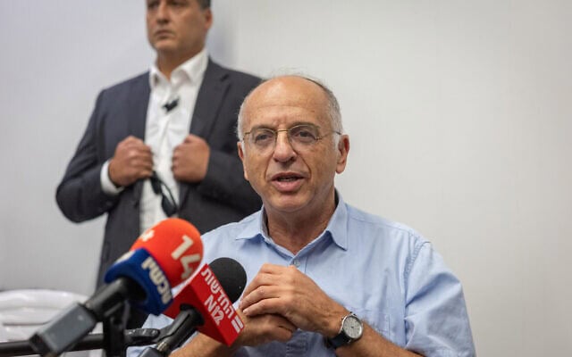 יו"ר ועדת הבחירות המרכזית, שופט בית המשפט העליון נועם סולברג, מבקר בבית דפוס בקריית גת שבו מודפסים פתקי הצבעה לקראת הבחירות הכלליות הקרובות בישראל. 5 באוקטובר 2026 (צילום: יונתן זינדל/פלאש90) יו"ר ועדת הבחירות המרכזית, שופט בית המשפט העליון נועם סולברג, מבקר בבית דפוס בקריית גת שבו מודפסים פתקי הצבעה לקראת הבחירות הכלליות הקרובות בישראל. 5 באוקטובר 2026 (צילום: יונתן זינדל/פלאש90)