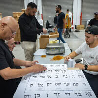 עובדים מדפיסים ומסדרים פתקי הצבעה חדשים בבית דפוס בקריית גת, לקראת הבחירות הכלליות הקרובות בישראל. 5 באוקטובר 2026 (צילום: יונתן זינדל/פלאש90) עובדים מדפיסים ומסדרים פתקי הצבעה חדשים בבית דפוס בקריית גת, לקראת הבחירות הכלליות הקרובות בישראל. 5 באוקטובר 2026 (צילום: יונתן זינדל/פלאש90)
