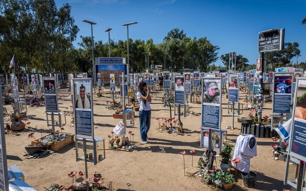 מבקרים באתר ההנצחה של פסטיבל נובה, שבו נרצחו מאות בני אדם בידי מחבלי חמאס בטבח ה-7 באוקטובר, סמוך לקיבוץ רעים שבדרום הארץ. 5 באוקטובר 2026 (צילום: יונתן זינדל/פלאש90)