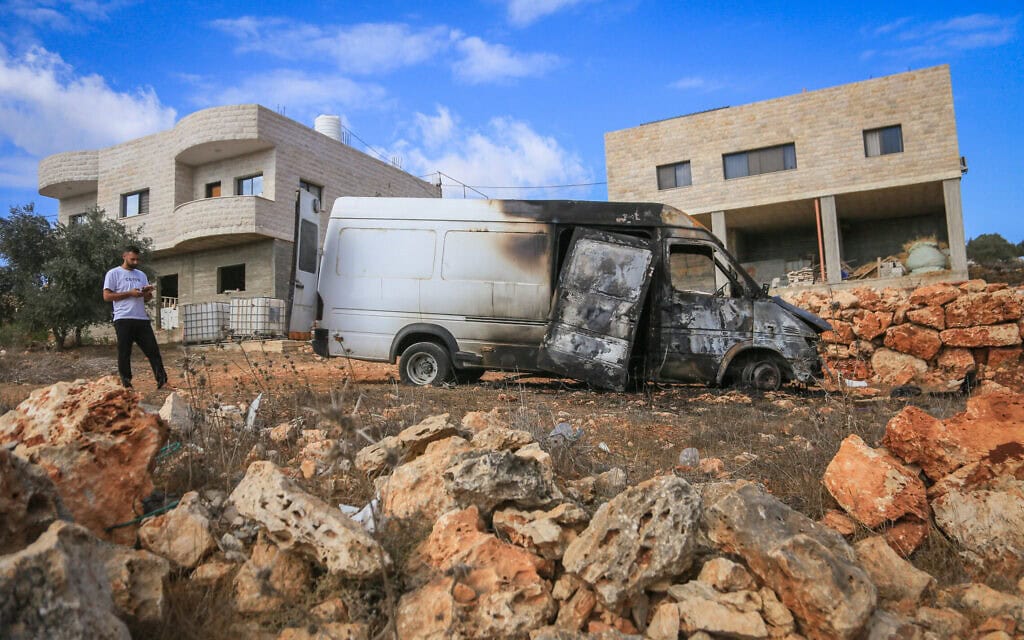 פלסטינים בוחנים את הנזק לאחר שעל פי החשד מתנחלים קיצונים הציתו ארבעה כלי רכב וריססו כתובות גרפיטי בעברית על קירות בתים בכפר הפלסטיני עקרבא, מדרום לשכם שבגדה המערבית. 6 באוקטובר 2026 (צילום: Nasser Ishtayeh/Flash90) פלסטינים בוחנים את הנזק לאחר שעל פי החשד מתנחלים קיצונים הציתו ארבעה כלי רכב וריססו כתובות גרפיטי בעברית על קירות בתים בכפר הפלסטיני עקרבא, מדרום לשכם שבגדה המערבית. 6 באוקטובר 2026 (צילום: Nasser Ishtayeh/Flash90)