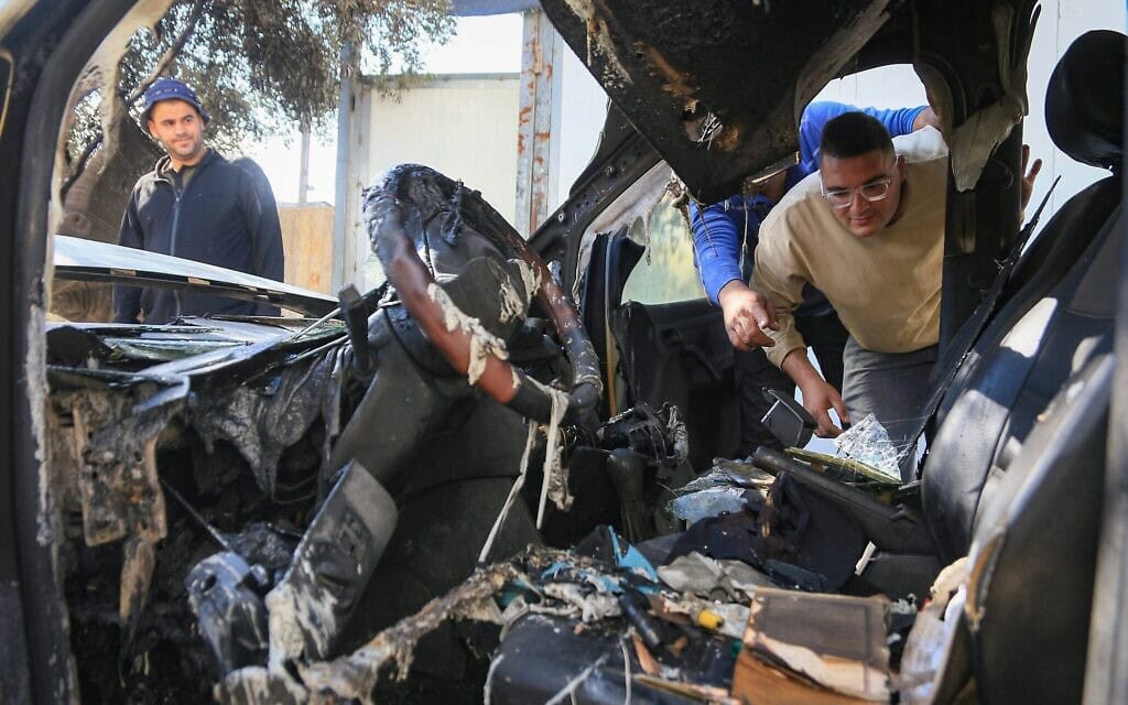 פלסטינים בודקים את הנזק לאחר שמתנחלים יהודים קיצונים הציתו לכאורה ארבעה כלי רכב וריססו גרפיטי בעברית על קירות בתים בכפר הפלסטיני עקרבה, מדרום לשכם בגדה המערבית, 6 באוקטובר 2026 (צילום: נאצר אשתייה/פלאש90) פלסטינים בודקים את הנזק לאחר שמתנחלים יהודים קיצונים הציתו לכאורה ארבעה כלי רכב וריססו גרפיטי בעברית על קירות בתים בכפר הפלסטיני עקרבה, מדרום לשכם בגדה המערבית, 6 באוקטובר 2026 (צילום: נאצר אשתייה/פלאש90)
