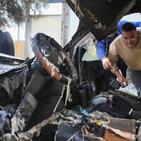פלסטינים בודקים את הנזק לאחר שמתנחלים יהודים קיצונים הציתו לכאורה ארבעה כלי רכב וריססו גרפיטי בעברית על קירות בתים בכפר הפלסטיני עקרבה, מדרום לשכם בגדה המערבית, 6 באוקטובר 2026 (צילום: נאצר אשתייה/פלאש90) פלסטינים בודקים את הנזק לאחר שמתנחלים יהודים קיצונים הציתו לכאורה ארבעה כלי רכב וריססו גרפיטי בעברית על קירות בתים בכפר הפלסטיני עקרבה, מדרום לשכם בגדה המערבית, 6 באוקטובר 2026 (צילום: נאצר אשתייה/פלאש90)