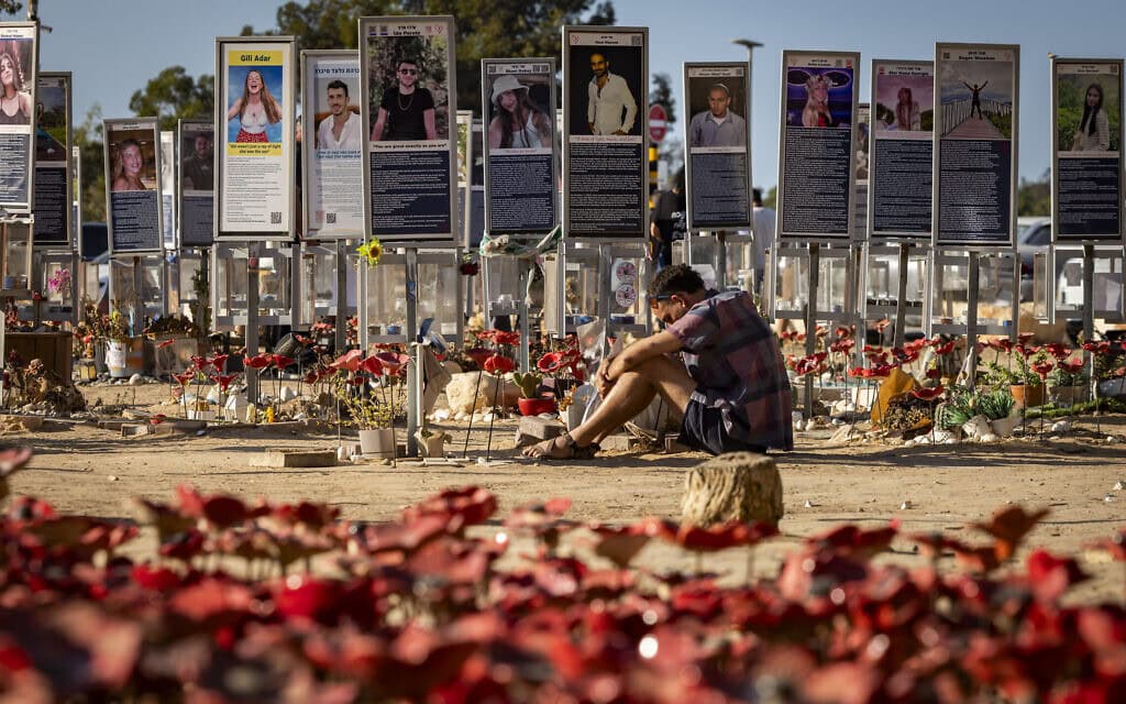 בני משפחה ומבקרים מתכנסים באתר ההנצחה של פסטיבל נובה ליד קיבוץ רעים בדרום הארץ, בבוקר של. 7 באוקטובר 2026 (צילום: חיים גולדברג/פלאש90) בני משפחה ומבקרים מתכנסים באתר ההנצחה של פסטיבל נובה ליד קיבוץ רעים בדרום הארץ, בבוקר של. 7 באוקטובר 2026 (צילום: חיים גולדברג/פלאש90)