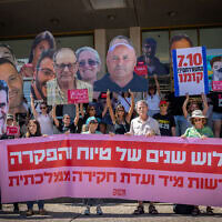 אנשים מחזיקים בתמונותיהם של ישראלים שנרצחו בשבי חמאס לאחר שנחטפו לעזה בטבח ה-7 באוקטובר, במהלך דקת דומייה לזכר קורבנות הטבח, בכיכר החטופים בתל אביב. 7 באוקטובר 2026