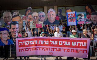 אנשים מחזיקים בתמונותיהם של ישראלים שנרצחו בשבי חמאס לאחר שנחטפו לעזה בטבח ה-7 באוקטובר, במהלך דקת דומייה לזכר קורבנות הטבח, בכיכר החטופים בתל אביב. 7 באוקטובר 2026 (צילום: מרים אלסטר/פלאש90) אנשים מחזיקים בתמונותיהם של ישראלים שנרצחו בשבי חמאס לאחר שנחטפו לעזה בטבח ה-7 באוקטובר, במהלך דקת דומייה לזכר קורבנות הטבח, בכיכר החטופים בתל אביב. 7 באוקטובר 2026 (צילום: מרים אלסטר/פלאש90)