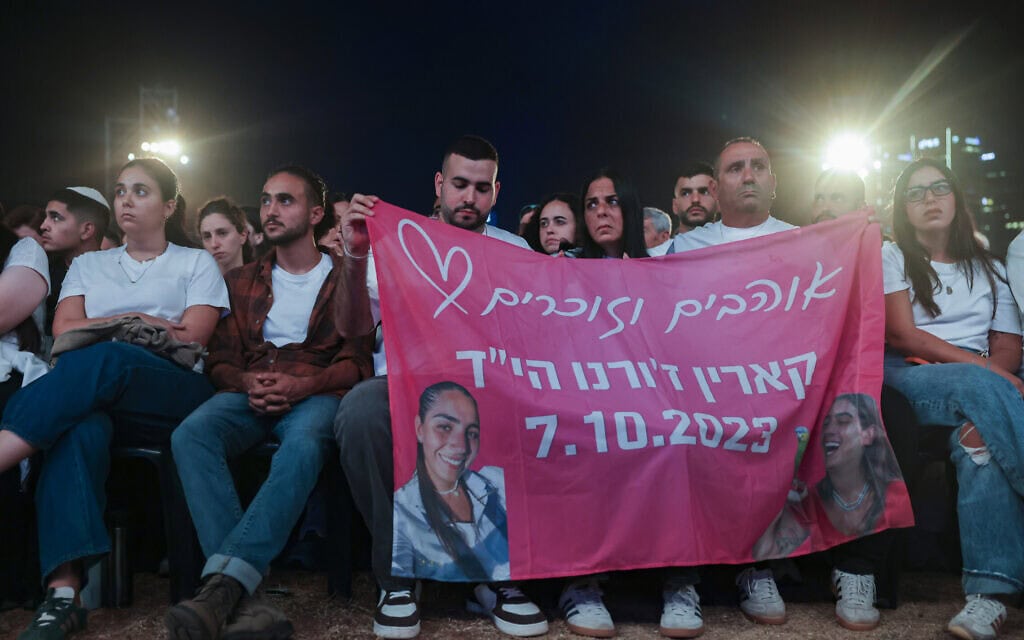 משפחות ואזרחים משתתפים בטקס הזיכרון הלאומי לציון שלוש שנים לטבח ה-7 באוקטובר, בפארק הירקון בתל אביב. 7 באוקטובר 2026 (צילום: מרים אלסטר/פלאש90) משפחות ואזרחים משתתפים בטקס הזיכרון הלאומי לציון שלוש שנים לטבח ה-7 באוקטובר, בפארק הירקון בתל אביב. 7 באוקטובר 2026 (צילום: מרים אלסטר/פלאש90)