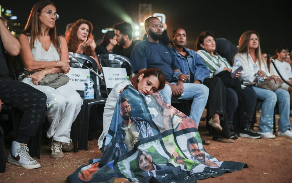 הקהל בטקס הזיכרון לציון שלוש שנים לטבח 7 באוקטובר בגני יהושע בתל אביב, 7 באוקטובר 2026 (צילום: מרים אלסטר/פלאש90) הקהל בטקס הזיכרון לציון שלוש שנים לטבח 7 באוקטובר בגני יהושע בתל אביב, 7 באוקטובר 2026 (צילום: מרים אלסטר/פלאש90)
