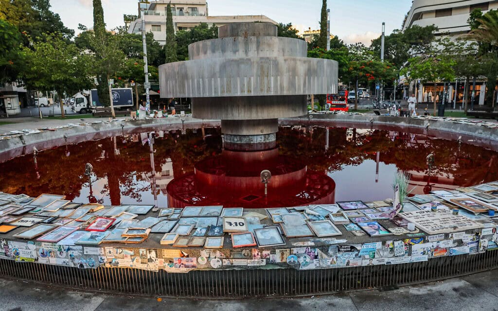 כיכר דיזנגוף בתל אביב נצבעה באדום כסמל לשפיכות הדמים בטבח ה-7 באוקטובר, ביום השנה השלישי למתקפת חמאס. 7 באוקטובר 2026 (צילום: Roy Alima/Flash90) כיכר דיזנגוף בתל אביב נצבעה באדום כסמל לשפיכות הדמים בטבח ה-7 באוקטובר, ביום השנה השלישי למתקפת חמאס. 7 באוקטובר 2026 (צילום: Roy Alima/Flash90)