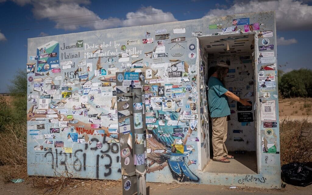 מיגונית בצד הדרך שבה נרצחו עשרות ממשתתפי המסיבה בטבח ה-7 באוקטובר, סמוך לגבול ישראל עם רצועת עזה. 7 באוקטובר 2026 (צילום: יונתן זינדל/פלאש90) מיגונית בצד הדרך שבה נרצחו עשרות ממשתתפי המסיבה בטבח ה-7 באוקטובר, סמוך לגבול ישראל עם רצועת עזה. 7 באוקטובר 2026 (צילום: יונתן זינדל/פלאש90)