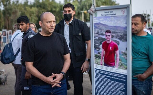 ראש הממשלה לשעבר נפתלי בנט מבקר באתר ההנצחה של פסטיבל נובה ליד קיבוץ רעים בדרום הארץ בבוקר. 7 באוקטובר 2026 (צילום: יונתן זינדל/פלאש90) ראש הממשלה לשעבר נפתלי בנט מבקר באתר ההנצחה של פסטיבל נובה ליד קיבוץ רעים בדרום הארץ בבוקר. 7 באוקטובר 2026 (צילום: יונתן זינדל/פלאש90)