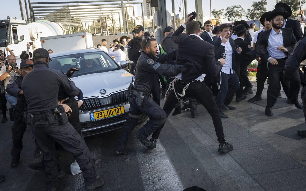 שוטרים מתעמתים בירושלים עם מפגינים המוחים נגד גיוס החרדים לצבא, 8 באוקטובר 2026 (צילום: חיים גולדברג/פלאש90) שוטרים מתעמתים בירושלים עם מפגינים המוחים נגד גיוס החרדים לצבא, 8 באוקטובר 2026 (צילום: חיים גולדברג/פלאש90)