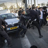 שוטרים מתעמתים בירושלים עם מפגינים המוחים נגד גיוס החרדים לצבא, 8 באוקטובר 2026 (צילום: חיים גולדברג/פלאש90) שוטרים מתעמתים בירושלים עם מפגינים המוחים נגד גיוס החרדים לצבא, 8 באוקטובר 2026 (צילום: חיים גולדברג/פלאש90)