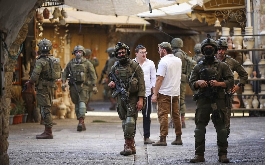 חיילים מאבטחים מבקרים יהודים בחברון, 10 באוקטובר 2026 (צילום: Wisam Hashlamoun/Flash90) חיילים מאבטחים מבקרים יהודים בחברון, 10 באוקטובר 2026 (צילום: Wisam Hashlamoun/Flash90)