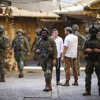 חיילים מאבטחים מבקרים יהודים בחברון, 10 באוקטובר 2026