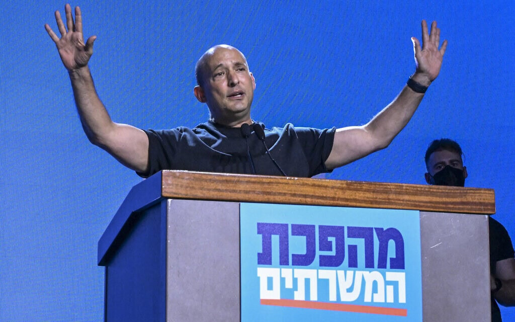 ראש הממשלה לשעבר ויו"ר מפלגת "ביחד" נפתלי בנט נושא דברים במסיבת עיתונאים בתל אביב. 11 בספטמבר 2026 (צילום: אבשלום ששוני/פלאש90)