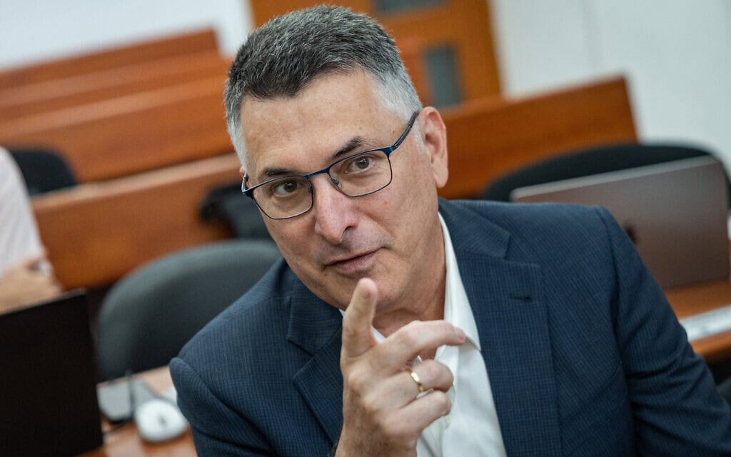 שר החוץ גדעון סער מגיע לבית המשפט המחוזי בירושלים כדי להביע תמיכה בראש הממשלה בנימין נתניהו במהלך משפט השחיתות שלו. 11 באוקטובר 2026 (צילום: חיים גולדברג/פלאש90) שר החוץ גדעון סער מגיע לבית המשפט המחוזי בירושלים כדי להביע תמיכה בראש הממשלה בנימין נתניהו במהלך משפט השחיתות שלו. 11 באוקטובר 2026 (צילום: חיים גולדברג/פלאש90)