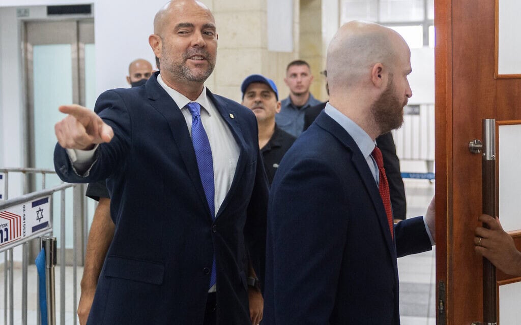 יו"ר הכנסת אמיר אוחנה מגיע לבית המשפט המחוזי בירושלים כדי להביע תמיכה בראש הממשלה בנימין נתניהו, במהלך משפט השחיתות שלו. 11 באוקטובר 2026 (צילום: חיים גולדברג/פלאש90) יו"ר הכנסת אמיר אוחנה מגיע לבית המשפט המחוזי בירושלים כדי להביע תמיכה בראש הממשלה בנימין נתניהו, במהלך משפט השחיתות שלו. 11 באוקטובר 2026 (צילום: חיים גולדברג/פלאש90)