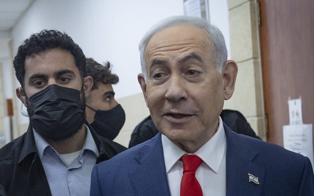 ראש הממשלה בנימין נתניהו מגיע לדיון במשפט השחיתות שלו בבית המשפט המחוזי בירושלים. 11 באוקטובר 2026 (צילום: חיים גולדברג/פלאש90)