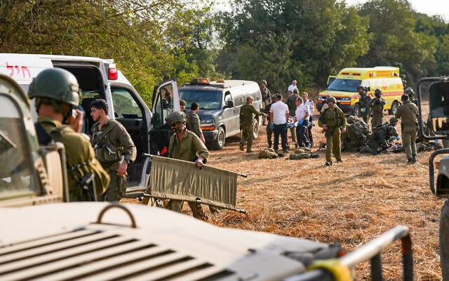 כוחות ביטחון והצלה מפנים פצועים סמוך למקום שבו התפוצץ, לפי החשד, נפל תחמושת במהלך טיול בית ספר, ליד קיבוץ יפתח שבאזור רכס רמים, סמוך לגבול ישראל–לבנון. באירוע נהרג תלמיד בן 15 ונפצעו 19 בני אדם נוספים. 12 באוקטובר 2026 (צילום: אייל מרגולין/פלאש90) כוחות ביטחון והצלה מפנים פצועים סמוך למקום שבו התפוצץ, לפי החשד, נפל תחמושת במהלך טיול בית ספר, ליד קיבוץ יפתח שבאזור רכס רמים, סמוך לגבול ישראל–לבנון. באירוע נהרג תלמיד בן 15 ונפצעו 19 בני אדם נוספים. 12 באוקטובר 2026 (צילום: אייל מרגולין/פלאש90)