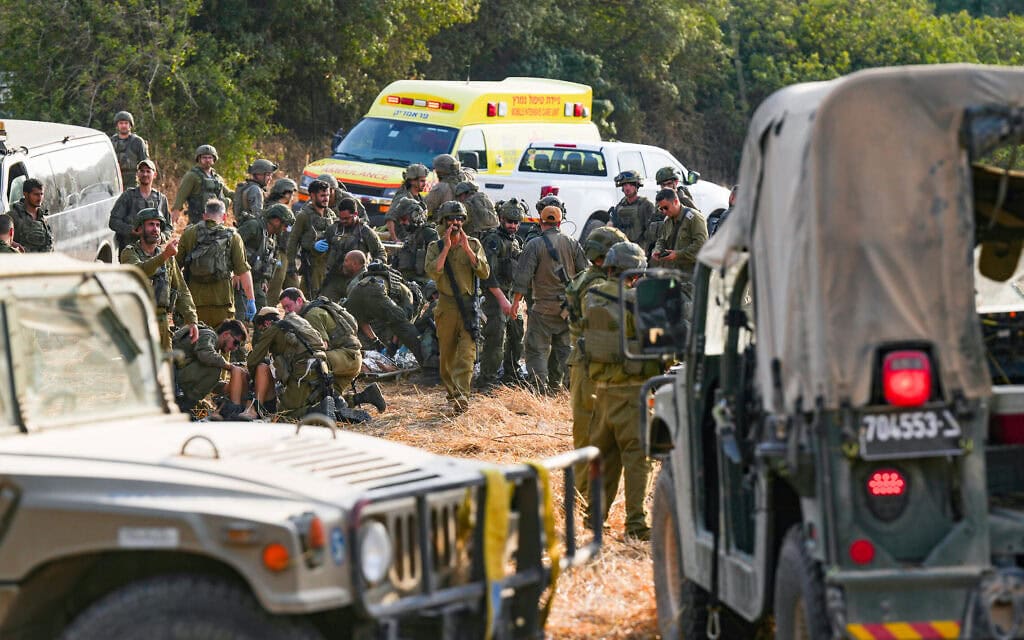 גורמי צבא מגישים סיוע באזור רכס רמים לנפגעים שנפצעו בפיצוץ של נפל תחמושת, 12 באוקטובר 2026 (צילום: אייל מרגולין/פלאש90)