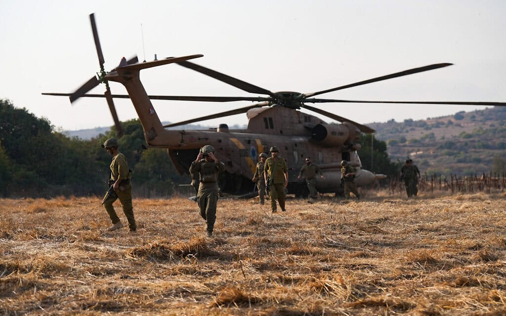 כוחות ביטחון והצלה מפנים פצועים סמוך למקום שבו התפוצץ מה שחשוד כנפל תחמושת במהלך טיול בית ספר, תקרית שבה נהרג תלמיד בן 15 ונפצעו 19 נוספים, ליד קיבוץ יפתח באזור רכס רמים, סמוך לגבול ישראל–לבנון. 12 באוקטובר 2026 (צילום: אייל מרגולין/פלאש90) כוחות ביטחון והצלה מפנים פצועים סמוך למקום שבו התפוצץ מה שחשוד כנפל תחמושת במהלך טיול בית ספר, תקרית שבה נהרג תלמיד בן 15 ונפצעו 19 נוספים, ליד קיבוץ יפתח באזור רכס רמים, סמוך לגבול ישראל–לבנון. 12 באוקטובר 2026 (צילום: אייל מרגולין/פלאש90)