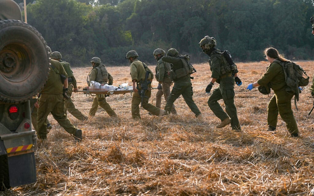 כוחות ביטחון והצלה מפנים פצועים סמוך לזירה שבה התפוצץ על פי החשד נפל תחמושת במהלך טיול בית ספר, תקרית שבה נהרג תלמיד בן 15 ונפצעו 19 נוספים, סמוך לקיבוץ יפתח באזור רכס רמים, ליד גבול ישראל–לבנון. 12 באוקטובר 2026 (צילום: אייל מרגולין/פלאש90) כוחות ביטחון והצלה מפנים פצועים סמוך לזירה שבה התפוצץ על פי החשד נפל תחמושת במהלך טיול בית ספר, תקרית שבה נהרג תלמיד בן 15 ונפצעו 19 נוספים, סמוך לקיבוץ יפתח באזור רכס רמים, ליד גבול ישראל–לבנון. 12 באוקטובר 2026 (צילום: אייל מרגולין/פלאש90)
