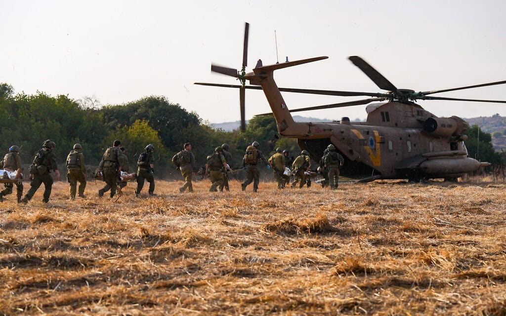 גורמי צבא מפנים למסוק באזור רכס רמים נפגעים שנפצעו בפיצוץ של נפל תחמושת, 12 באוקטובר 2026 (צילום: אייל מרגולין/פלאש90) גורמי צבא מפנים למסוק באזור רכס רמים נפגעים שנפצעו בפיצוץ של נפל תחמושת, 12 באוקטובר 2026 (צילום: אייל מרגולין/פלאש90)