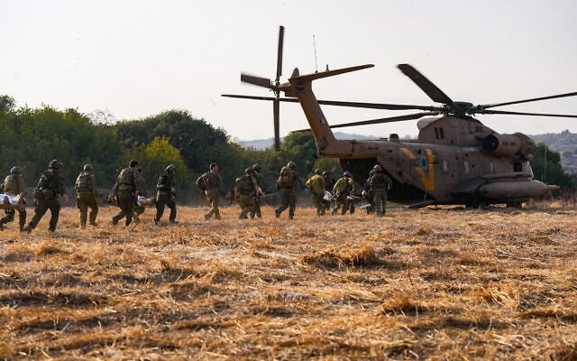 גורמי צבא מפנים למסוק באזור רכס רמים נפגעים שנפצעו בפיצוץ של נפל תחמושת, 12 באוקטובר 2026 (צילום: אייל מרגולין/פלאש90) גורמי צבא מפנים למסוק באזור רכס רמים נפגעים שנפצעו בפיצוץ של נפל תחמושת, 12 באוקטובר 2026 (צילום: אייל מרגולין/פלאש90)