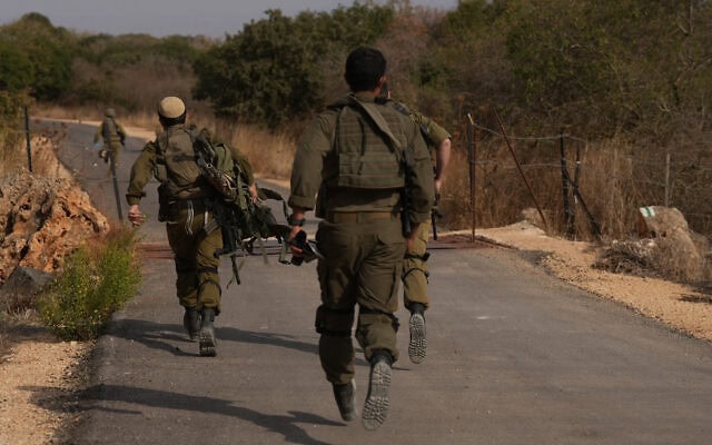גורמי צבא בקרבת הזירה באצבע הגליל שבה התפוצצה פצצת מצרר, 12 באוקטובר 2026 (צילום: אייל מרגולין/פלאש90) גורמי צבא בקרבת הזירה באצבע הגליל שבה התפוצצה פצצת מצרר, 12 באוקטובר 2026 (צילום: אייל מרגולין/פלאש90)