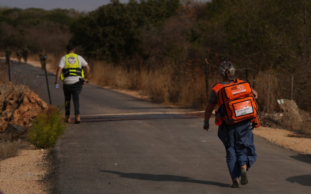 כוחות ביטחון והצלה מפנים פצועים סמוך לזירה שבה התפוצץ ככל הנראה נפל תחמושת במהלך טיול בית ספר – תקרית שבה נהרג תלמיד בן 15 ונפצעו 19 נוספים – ליד קיבוץ יפתח באזור רכס רמים, סמוך לגבול ישראל–לבנון. 12 באוקטובר 2026 (צילום: אייל מרגולין/פלאש90) כוחות ביטחון והצלה מפנים פצועים סמוך לזירה שבה התפוצץ ככל הנראה נפל תחמושת במהלך טיול בית ספר – תקרית שבה נהרג תלמיד בן 15 ונפצעו 19 נוספים – ליד קיבוץ יפתח באזור רכס רמים, סמוך לגבול ישראל–לבנון. 12 באוקטובר 2026 (צילום: אייל מרגולין/פלאש90)
