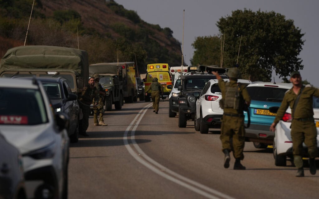 גורמי ביטחון ורפואה בקרבת הזירה ברכס רמים שבה התפוצץ נפל של תחמושת, 12 באוקטובר 2026 (צילום: אייל מרגולין/פלאש90) גורמי ביטחון ורפואה בקרבת הזירה ברכס רמים שבה התפוצץ נפל של תחמושת, 12 באוקטובר 2026 (צילום: אייל מרגולין/פלאש90)