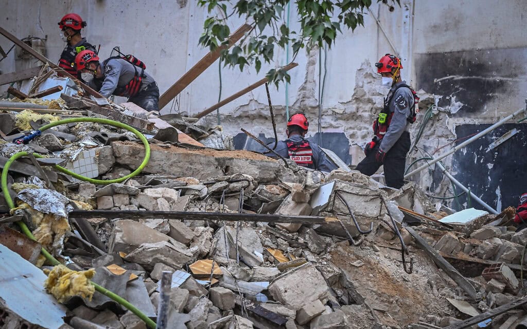 כוחות ביטחון והצלה בזירת קריסת בניין שהיה בשיפוץ במרכז תל אביב. 14 באוקטובר 2026 (צילום: אבשלום ששוני/פלאש90) כוחות ביטחון והצלה בזירת קריסת בניין שהיה בשיפוץ במרכז תל אביב. 14 באוקטובר 2026 (צילום: אבשלום ששוני/פלאש90)