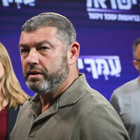 יו"ר מפלגת עמך ישראל עופר וינטר במסיבת עיתונאים בתל אביב, 14 באוקטובר 2026