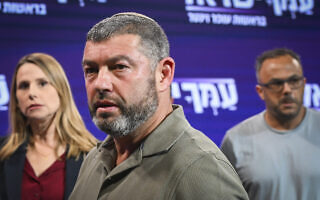יו"ר מפלגת עמך ישראל עופר וינטר במסיבת עיתונאים בתל אביב, 14 באוקטובר 2026 (צילום: אבשלום ששוני/פלאש90) יו"ר מפלגת עמך ישראל עופר וינטר במסיבת עיתונאים בתל אביב, 14 באוקטובר 2026 (צילום: אבשלום ששוני/פלאש90)