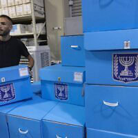 עובדים מכינים תיבות קלפי במחסן ועדת הבחירות המרכזית בשוהם, לקראת הבחירות הכלליות הקרובות בישראל ולפני הפצתן לקלפיות ברחבי הארץ. 14 באוקטובר 2026 (צילום: יונתן זינדל/פלאש90) עובדים מכינים תיבות קלפי במחסן ועדת הבחירות המרכזית בשוהם, לקראת הבחירות הכלליות הקרובות בישראל ולפני הפצתן לקלפיות ברחבי הארץ. 14 באוקטובר 2026 (צילום: יונתן זינדל/פלאש90)