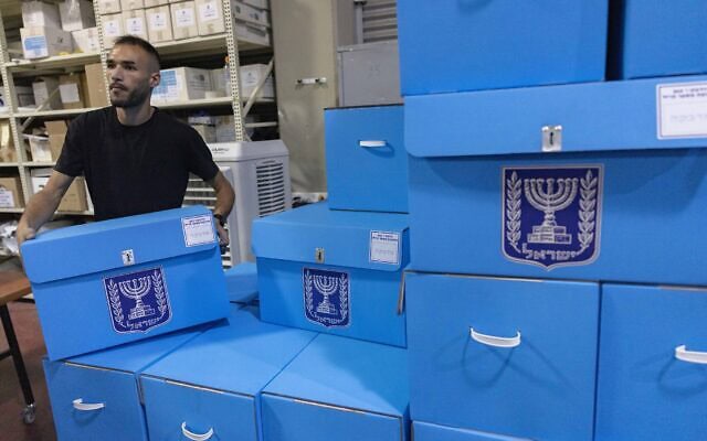 עובדים מכינים תיבות קלפי במחסן ועדת הבחירות המרכזית בשוהם, לקראת הבחירות הכלליות הקרובות בישראל ולפני הפצתן לקלפיות ברחבי הארץ. 14 באוקטובר 2026 (צילום: יונתן זינדל/פלאש90) עובדים מכינים תיבות קלפי במחסן ועדת הבחירות המרכזית בשוהם, לקראת הבחירות הכלליות הקרובות בישראל ולפני הפצתן לקלפיות ברחבי הארץ. 14 באוקטובר 2026 (צילום: יונתן זינדל/פלאש90)