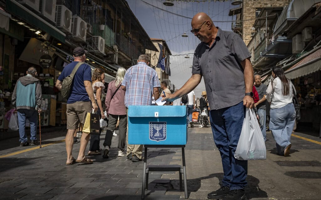 אנשים משתתפים בסקר רחוב בשוק מחנה יהודה בירושלים, לקראת הבחירות הכלליות בישראל, 15 באוקטובר 2026 (צילום: יונתן זינדל/פלאש90) אנשים משתתפים בסקר רחוב בשוק מחנה יהודה בירושלים, לקראת הבחירות הכלליות בישראל, 15 באוקטובר 2026 (צילום: יונתן זינדל/פלאש90)