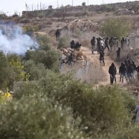מתנחלים רעולי פנים מתעמתים עם פלסטינים במהלך מסיק הזיתים השנתי בכפר אבו פלאח שליד רמאללה, שבו נפצעו כמה בני אדם, בהם צלמת העיתונות האמריקאית היידי לוין, 16 באוקטובר 2026 (צילום: פלאש90) מתנחלים רעולי פנים מתעמתים עם פלסטינים במהלך מסיק הזיתים השנתי בכפר אבו פלאח שליד רמאללה, שבו נפצעו כמה בני אדם, בהם צלמת העיתונות האמריקאית היידי לוין, 16 באוקטובר 2026 (צילום: פלאש90)