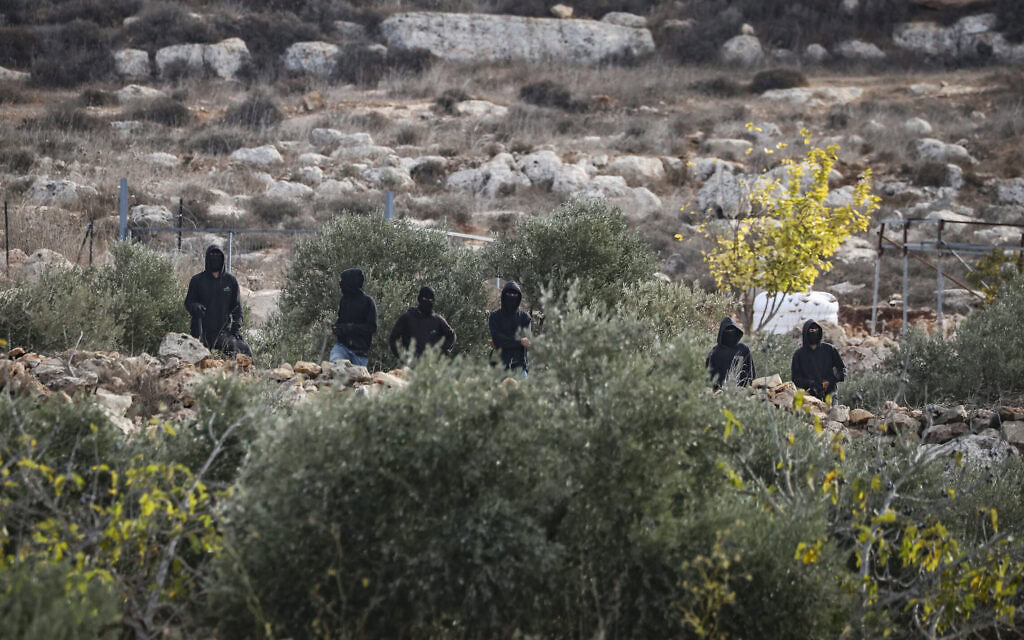 מתנחלים רעולי פנים מתעמתים עם פלסטינים במהלך מסיק הזיתים השנתי בכפר אבו פלאח שליד רמאללה, שם נפצעו כמה בני אדם, בהם צלמת העיתונות האמריקאית היידי לוין, 16 באוקטובר 2026 (צילום: פלאש90) מתנחלים רעולי פנים מתעמתים עם פלסטינים במהלך מסיק הזיתים השנתי בכפר אבו פלאח שליד רמאללה, שם נפצעו כמה בני אדם, בהם צלמת העיתונות האמריקאית היידי לוין, 16 באוקטובר 2026 (צילום: פלאש90)