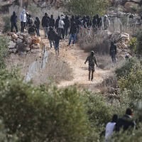 מתנחלים קיצונים רעולי פנים מתעמתים עם פלסטינים במהלך מסיק הזיתים השנתי בכפר אבו פלאח שליד רמאללה, שם נפצעו כמה בני אדם, בהם צלמת העיתונות האמריקאית היידי לוין, בתקיפה של מתנחלים ישראלים. 16 באוקטובר 2026 (צילום: פלאש90) מתנחלים קיצונים רעולי פנים מתעמתים עם פלסטינים במהלך מסיק הזיתים השנתי בכפר אבו פלאח שליד רמאללה, שם נפצעו כמה בני אדם, בהם צלמת העיתונות האמריקאית היידי לוין, בתקיפה של מתנחלים ישראלים. 16 באוקטובר 2026 (צילום: פלאש90)
