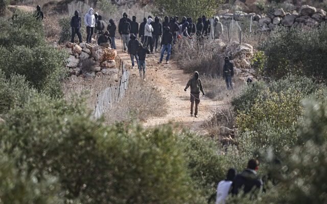 מתנחלים קיצונים רעולי פנים מתעמתים עם פלסטינים במהלך מסיק הזיתים השנתי בכפר אבו פלאח שליד רמאללה, שם נפצעו כמה בני אדם, בהם צלמת העיתונות האמריקאית היידי לוין, בתקיפה של מתנחלים ישראלים. 16 באוקטובר 2026 (צילום: פלאש90) מתנחלים קיצונים רעולי פנים מתעמתים עם פלסטינים במהלך מסיק הזיתים השנתי בכפר אבו פלאח שליד רמאללה, שם נפצעו כמה בני אדם, בהם צלמת העיתונות האמריקאית היידי לוין, בתקיפה של מתנחלים ישראלים. 16 באוקטובר 2026 (צילום: פלאש90)