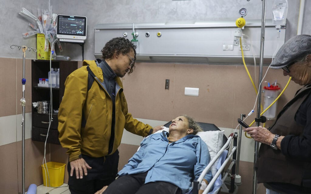 צלמת העיתונות האמריקאית היידי לוין מקבלת טיפול רפואי בבית חולים ברמאללה שבגדה המערבית, לאחר שנפצעה בתקיפה של מתנחלים קיצונים במהלך מסיק הזיתים השנתי בכפר אבו פלאח הסמוך לעיר. 16 באוקטובר 2026 (צילום: Flash90) צלמת העיתונות האמריקאית היידי לוין מקבלת טיפול רפואי בבית חולים ברמאללה שבגדה המערבית, לאחר שנפצעה בתקיפה של מתנחלים קיצונים במהלך מסיק הזיתים השנתי בכפר אבו פלאח הסמוך לעיר. 16 באוקטובר 2026 (צילום: Flash90)