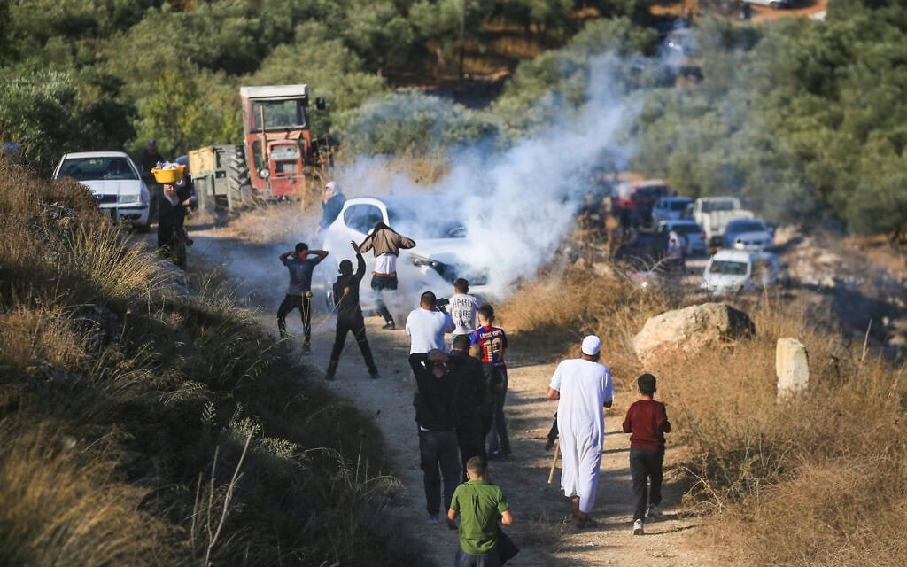 כוחות צה"ל יורים גז מדמיע ומפזרים חקלאים פלסטינים, ומונעים מהם להמשיך במסיק הזיתים בעת שניסו לעבור בשער ברזל שהציב הצבא בכפר סאלם, ממזרח לשכם בגדה המערבית. 17 באוקטובר 2026 (צילום: Nasser Ishtayeh/Flash90) כוחות צה"ל יורים גז מדמיע ומפזרים חקלאים פלסטינים, ומונעים מהם להמשיך במסיק הזיתים בעת שניסו לעבור בשער ברזל שהציב הצבא בכפר סאלם, ממזרח לשכם בגדה המערבית. 17 באוקטובר 2026 (צילום: Nasser Ishtayeh/Flash90)